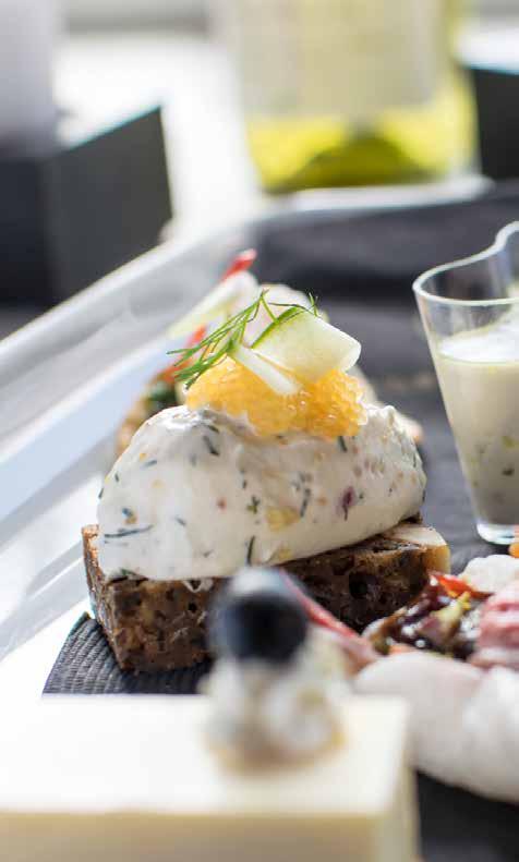 MITEN TOIMIA? 1. TUTUSTU TARJOILUVALIKOIMAAMME verkkosivuillamme www.linnateatteri.fi/ravintola ja valitse itsellesi mieluisin kokonaisuus.