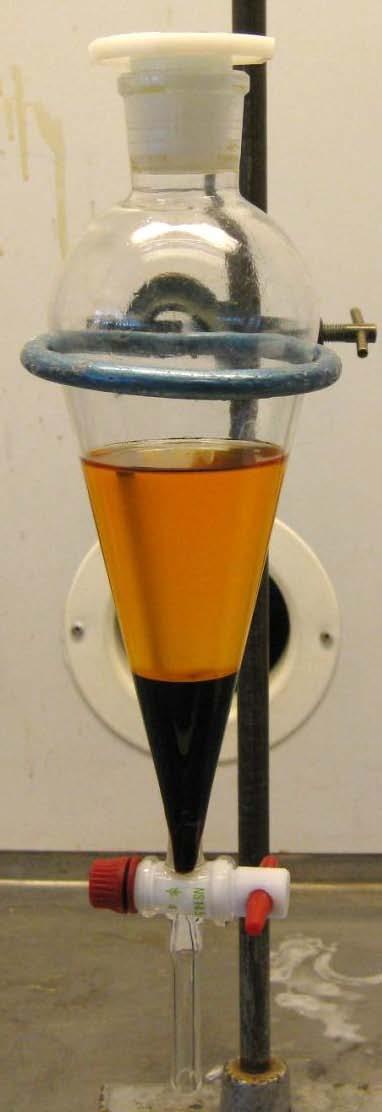 20 KUVA 5. Biodieselin ja glyserolin erottuminen (Kuva: Piia Soili 2012) Faasien erottumisen jälkeen voidaan pohjalle laskeutunut glyseroli poistaa helposti erotussuppilon alakautta.