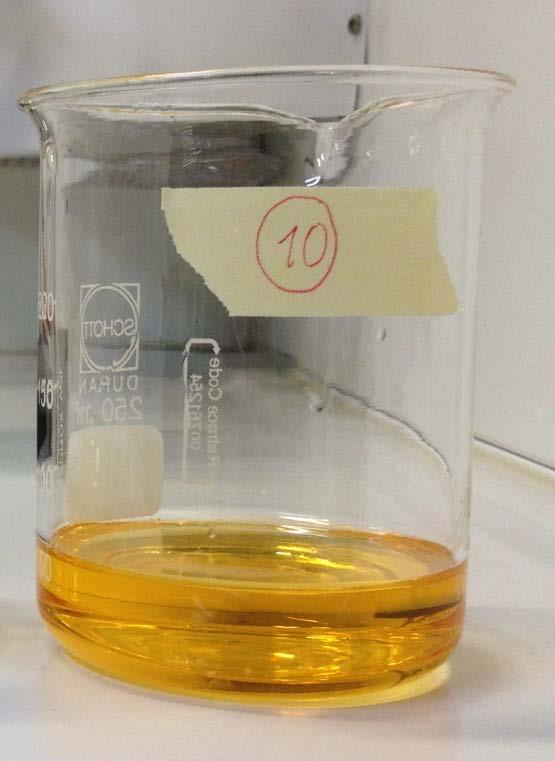 47 KUVA 25. Testin 3 biodiesel kuivauksen jälkeen Testin 4 lähtötilanne näkyy kuvassa 26. Testin 4 raaka-aineena käytettiin siianperkuujätteistä puristettua öljyä.