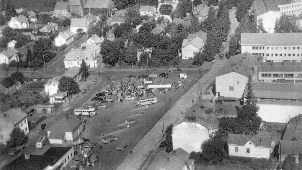 Keskusta-alue täydentyi 1960-luvulta eteenpäin asuinkerrostaloilla ja yhä suuremmilla liikerakennusyksiköillä. Aiempi väljä rantojen pientaloasutus alkoi korvautua kerrostaloilla.