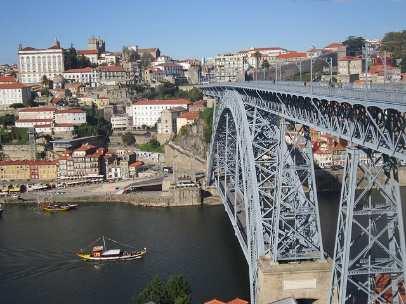 Kierroksen aikana katsotaan bussista käsin Porton historiallista keskustaa, joka kuuluu Unescon maailmanperintöluetteloon, nähdään mm Porton katedraali, Sao