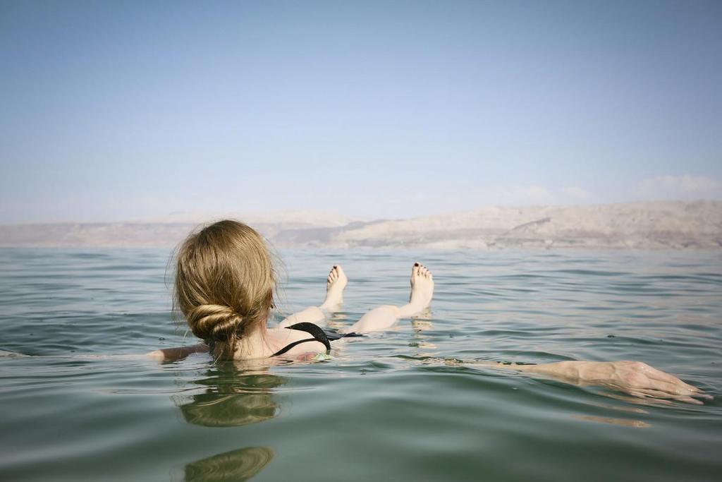 6. MAAILMAN MATALIN KOHTA Kuollutmeri on niin suolainen, että aikuinen ihminen voi kellua siinä vaivatta. * Kuollutmeri Jordanian ja Israelin rajalla on maailman matalin mantereelta löytyvä kohta.