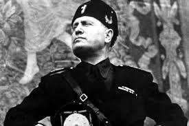 ITALIA: voitollisen mutta raskaan sodan jälkeen poliittinen kenttä ja talous sekasorron vallassa Benito Mussolini käytti tilaisuutta taidolla hyväkseen Mussolini: oentinen opettaja ja