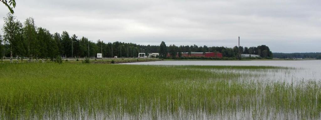 Leiviskänkankaan teollisuusalue hallitsee rannan kaukomaisemaa.