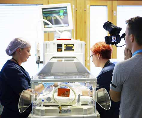 Hetkeä myöhemmn Slmäkeskuksen tosessa kerroksessa kuvataan, kunka Holm stuu odotusaulaan. Tomttaja Annka Rajala esttäytyy hotaja Anu Äjälälle ja pyytää täyttämään kuvausluvan.
