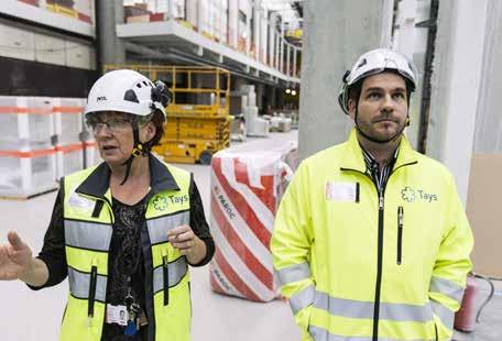 Vakka opasteta ja karttoja on, vo nden tulknta olla hankalaa etenkn, jos on juur ÄÄAULASSA SAIRAALAAN TULIJAA ODOTTAVAT ASIAKASALVELIJAT, JOTKA NEUVOVAT AUA TARVITSEVIA ASIAKKAITA ETEENÄIN.