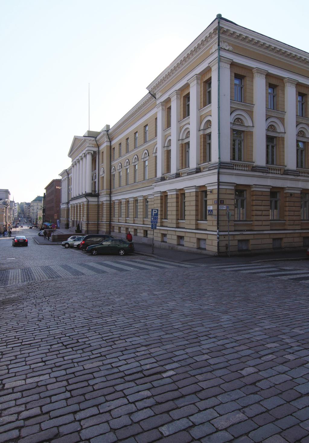 GRADU elämäntyö, vai vain yksi pidempi essee? Teksti: Salli Ahtiainen Kuva: Wikimedia Commons Yleensä Kypsän graduja koskevissa jutuissa taidetaan käsitellä lähinnä gradun sisältöä.