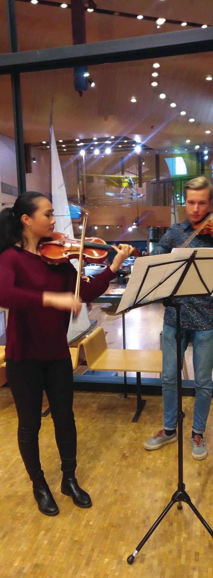 Sen sijaan olemme huomanneet, että on välillä mahdotonta saada siellä kasvaneita ymmärtämään meidän näkökulmaamme moniin asioihin.