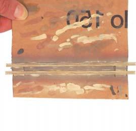 61 Kansilankutuksen maalaus Yleisvärin kuivuttua lankutuksen pintaan voi raaputtaa karkealla vesihiomapaperilla puunsyitä,