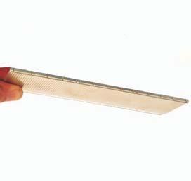 Olfa-kaapiva veitsi on oiva työväline taivutusurien kaapimiseen. Olfa-veitsiä myy Tmi Mestarimallit (www.mestarimallit. Com).