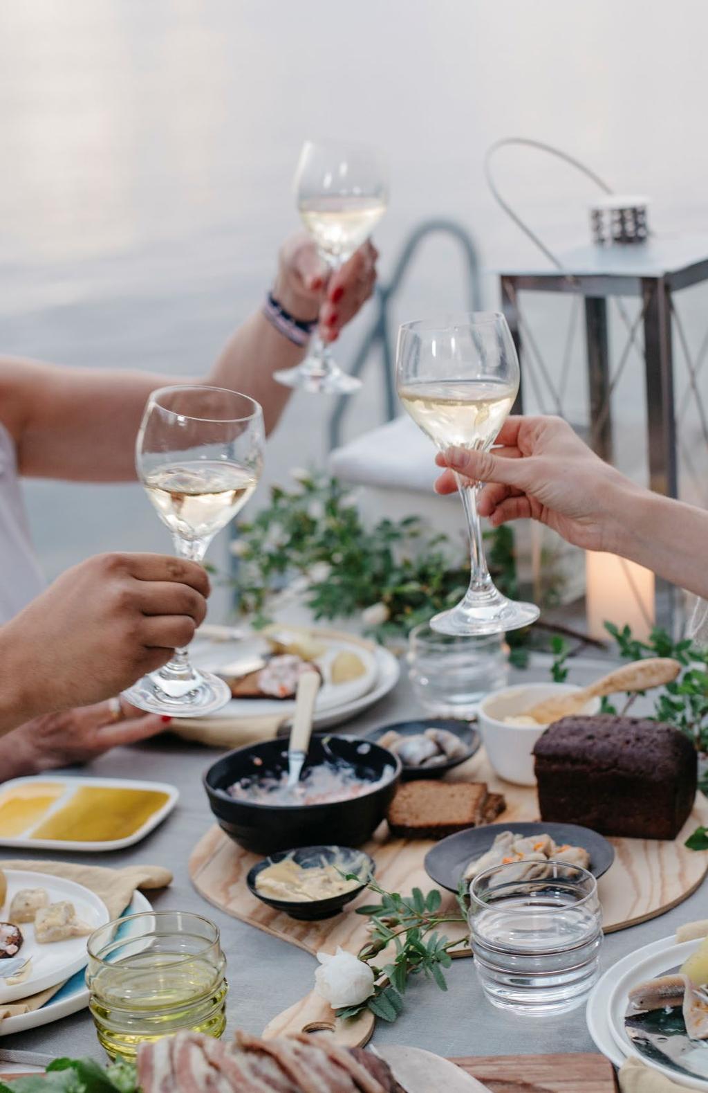 Kuva Visit Finland Baari aina auki Huoneiston baarista on löydyttävä kaikkia mahdollisia samppanja-, kuohuviini-, vodka-, viski- ja konjakkilaatuja.