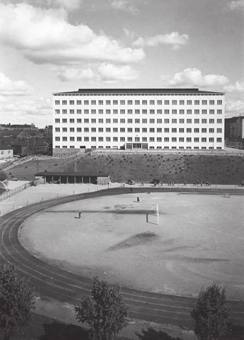 Ulkoasultaan koulurakennukset niin maalla kuin kaupungissakin muuttuivat epäsymmetrisiksi ja koristeellisuus lisääntyi.