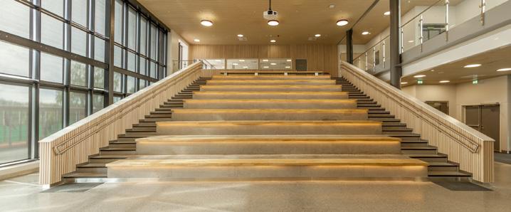 Pohjaratkaisussa oppimistilat on ryhmitelty luokka-asteiden mukaisesti niin, että saman luokka-asteen luokkatilojen väliin sijoittuu luokkiin halutessa avattavia ryhmätyötiloja.