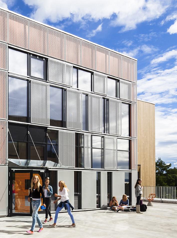 Kohteen on suunnitellut norjalainen arkkitehtitoimisto L2 Arkitekter ja se on rakennettu vuonna 2014 vanhan koulun tilalle.