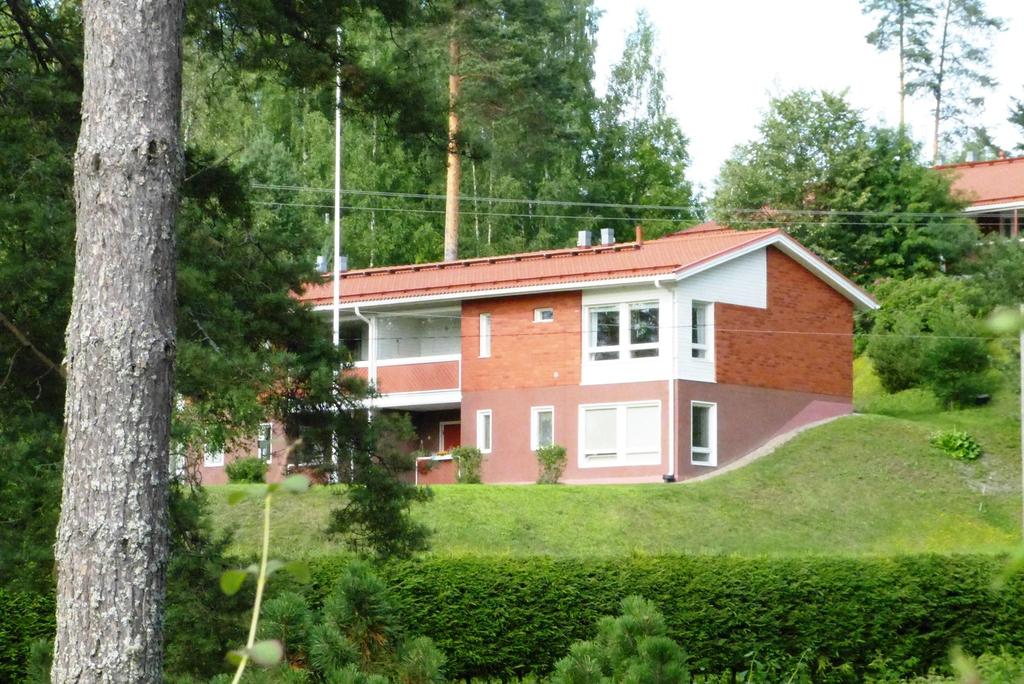 Rivitalo Jyväskylä, Korpilahti Kohdenumero 631992 2h,k,kh,s,erill.wc,lasit.p. / autokatos, 58,5 m² Kov. 1990 Energialuokka G 2007 Mh. 61 029,13 Vh. 75 000,00 Humperintie 2.