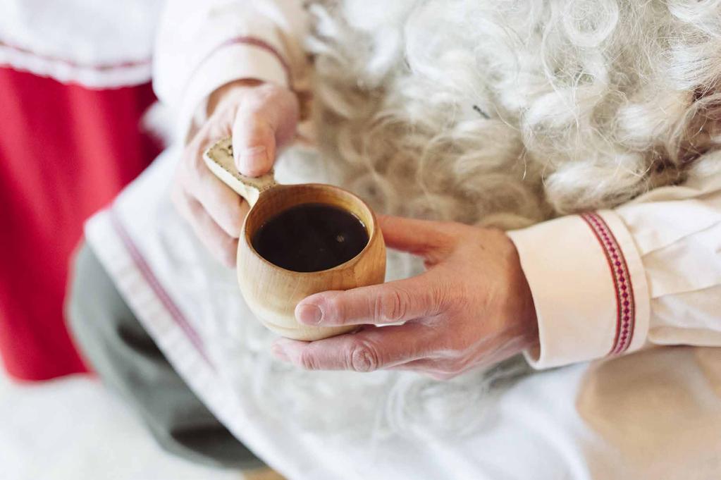 ROVANIEMEN JOULUBRÄNDI Johdanto joulubrändiin 4 Joulupukki elävä tarina 7 Arvot 8 Aito 11 Antaminen & välittäminen 12 Yllättävä ja luova 16 Aina läsnä 19 Yritysyhteistyön