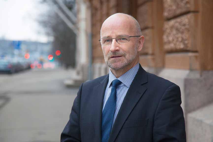 Jaakko Rusama on sekä luterilaisen että anglikaanisen kirkon pappi, joka toimii vapaa-ajallaan jalkapalloerotuomarina.