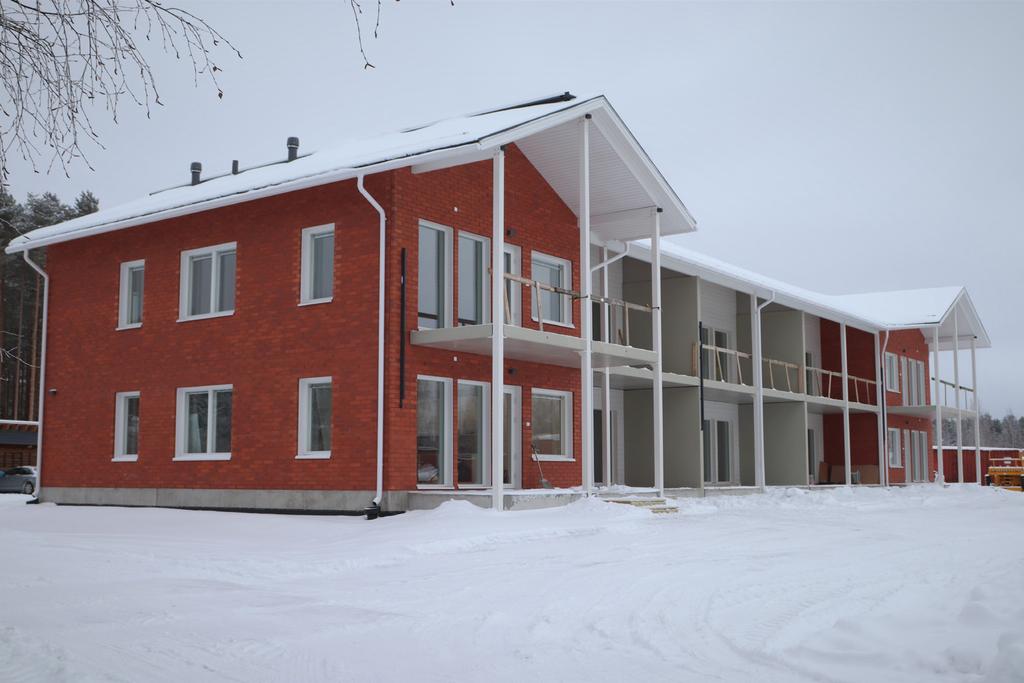 Luhtitalo sijaitsee monipuolisten palvelujen äärellä. Lisätietoja asunnoista antaa: Jussi Mikkola Kiinteistö Oy Vetelinraitti Puh. 050 5790 183 jussi.mikkola@veteli.fi Hyvää alkanutta vuotta!