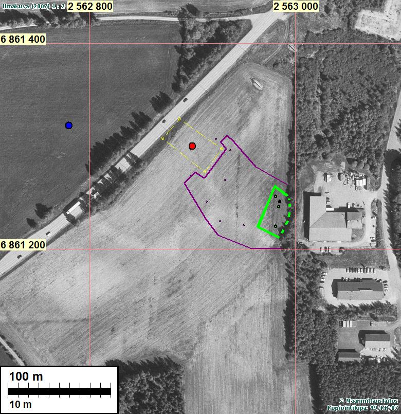 5 1:2 000 Vanha Kurran asuinpaikka karkeasti rajattu keltaisella katkoviivalla (rajaus on arvio v.1994 raportin perusteella tulkittuna), Koekuopin tutkittu alue rajattu sinipunaisella.