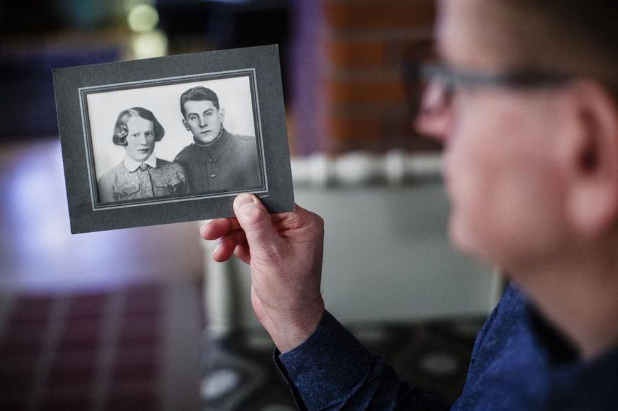 Suomalaiset pelastivat joulumerkeillä vauvoja "valkoiselta rutolta" Riku Tapio vietti kahdeksan kuukautta Oulussa eristyksessä, ennen kuin hän pääsi ensi kertaa äitinsä syliin Riku Tapio syntyi Sylvi
