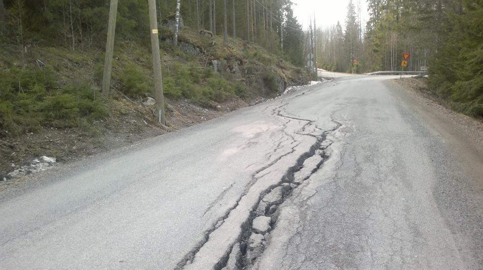 sotuksen lisäksi yksittäisten korjattavien vaurioiden yksilöinnin ja tarkan sijainnin mittauksen. (Rakenteen parantamisen suunnittelu. 2005, 25.) 7 Matinlahdentien maastokatselmus tehtiin 30.5.2014.