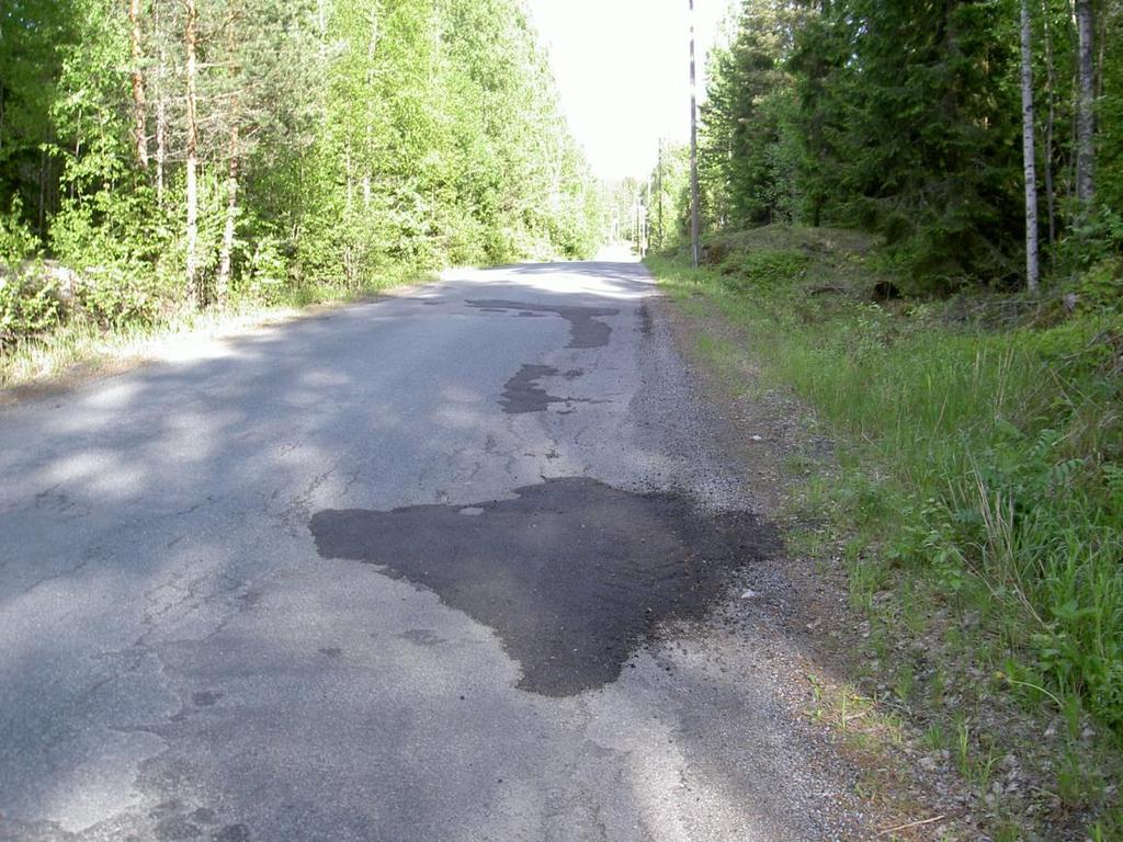 päältä vaan jää makaamaan sinne. Sivuojissa kallio nousee ylös ja estää veden valumisen mäen päältä. Routavaurioita mäen päältä näkyy kuvassa kolme. 8 KUVA 3.