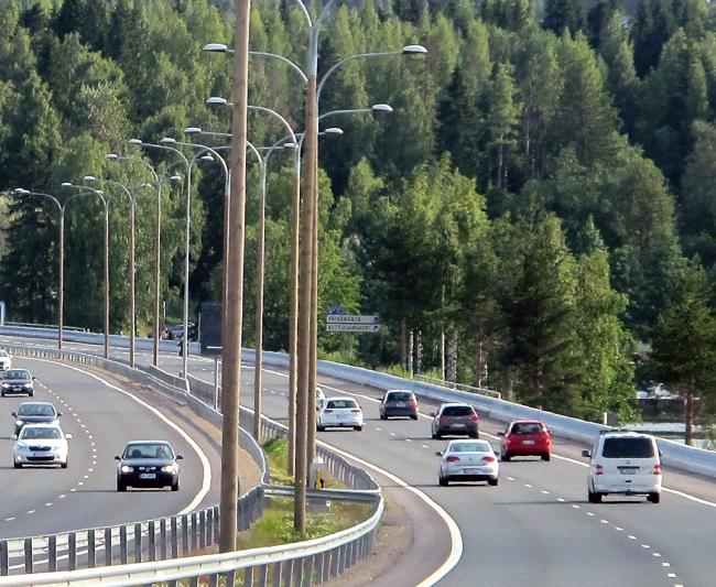 Suomen tieliikenteen tila 2016 sivu 7 / 8 Kuolleet ja loukkaantuneet ikäryhmittäin, Q4/2016 perusteella edellisvuodesta lähes kaikissa ikäryhmissä.
