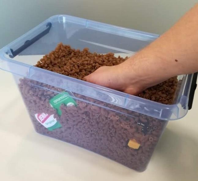 Tässä harjoitteessa tehtävänäsi on piilottaa esineitä raakojen makaronien sekaan ja etsiä niitä kädelläsi tunnustellen silmät suljettuina.