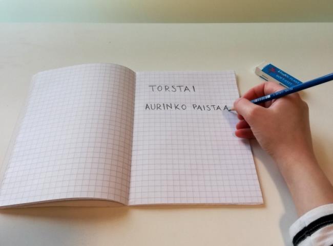 Tässä harjoitteessa tehtävänäsi on kirjoittaa paperille ajankohtaisia asioita kuten oma nimesi, päivämäärä, viikonpäivä, nimipäivä, kellonaika tai sää.