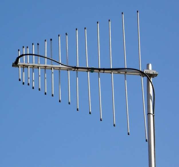 VHF/UHF taajuusalueet VHF (Very High Frequence) 30-300MHz 6m 50-52MHz, hyvä kuuluvuus metsässä. 2m 144-146MHz, pienempi antenni. Yleisin käytetty VHF bandi. Soveltuvat hyvin paikallisyhteyksiin.