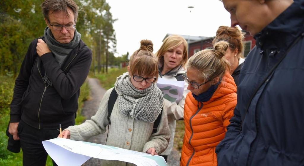 Pilottitaiteilijat ja teknisen toimen edustajat tutustumassa