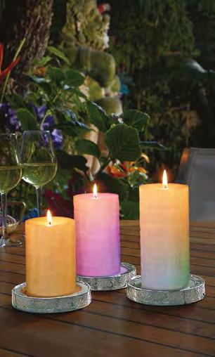 Kauttaaltaan hehkuvat kynttilät luovat lumoavaa tunnelmaa maagisiin iltahetkiin puutarhassa. 1.