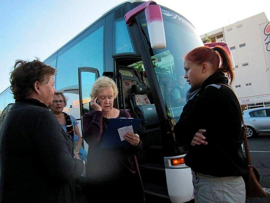 Suomalaiset matkustavat omalla bussilla. Opas Marja-Leena Honkanen yrittää löytää istumapaikat myös niille, jotka eivät ole ilmoittautuneet ennakkoon. Yleistä - Maksatko päiväretkestä kympin?
