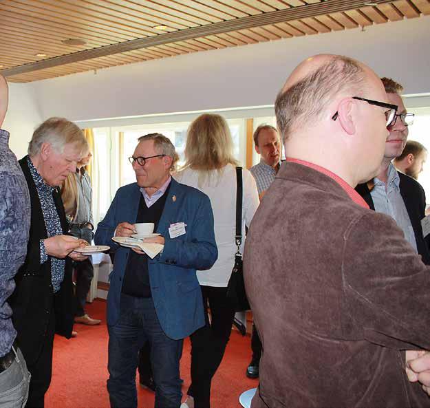Seminaarin avauspuheenvuoron piti Timo Honkela, jolla on taustaa tekoälyn tutkimuksesta jo kolmekymmentä vuotta.