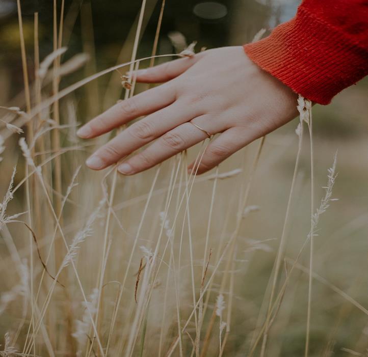 OSA 1: MINDFULNESS MISTÄ ON KYSE? 1.1.KÄSITTEEN JA PERINTEEN MÄÄRITTELYÄ Tässä oppaassa käsiteltyä ilmiötä kuvataan sekä mindfulness- ja tietoisuustaitosanana että tietoisen läsnäolon käsitteellä.