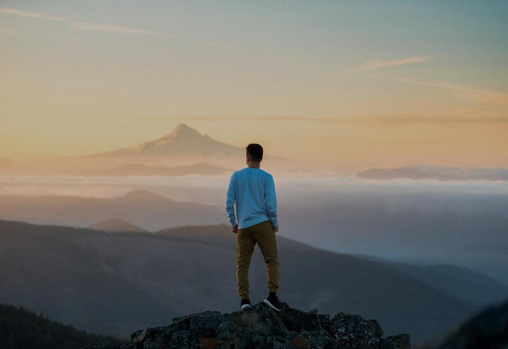 OSA 1: MINDFULNESS MISTÄ ON KYSE? 1.1. KÄSITTEEN JA PERINTEEN MÄÄRITTELYÄ Tietoisuustaitojen säännöllinen harjoittaminen on buddhalaisen meditaatioperinteen ydintä ja Aasian maissa perinnettä on harjoitettu yli 2500 vuoden ajan.