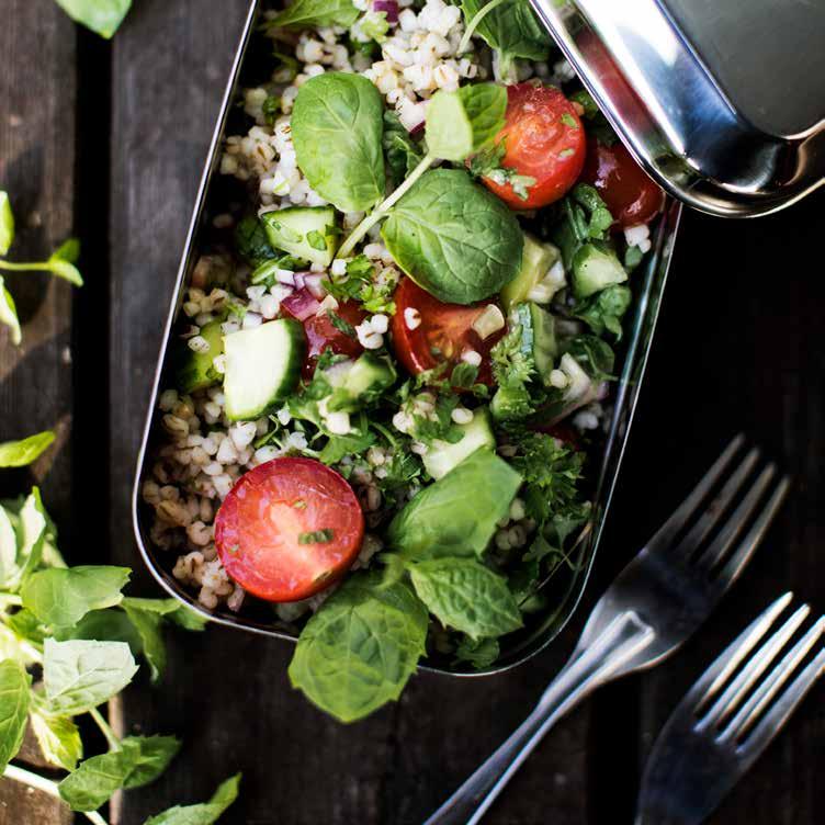 Tabbouleh Perunasalaatti 1 kg perunoita 1 kurkku 2 3 omenaa 2 maustekurkkua 1 dl silputtua ruohosipulia 1 dl silputtua persiljaa 1 2 dl pikkelöityjä sieniä Tabbouleh 3 dl krossade korngryn 1 stor