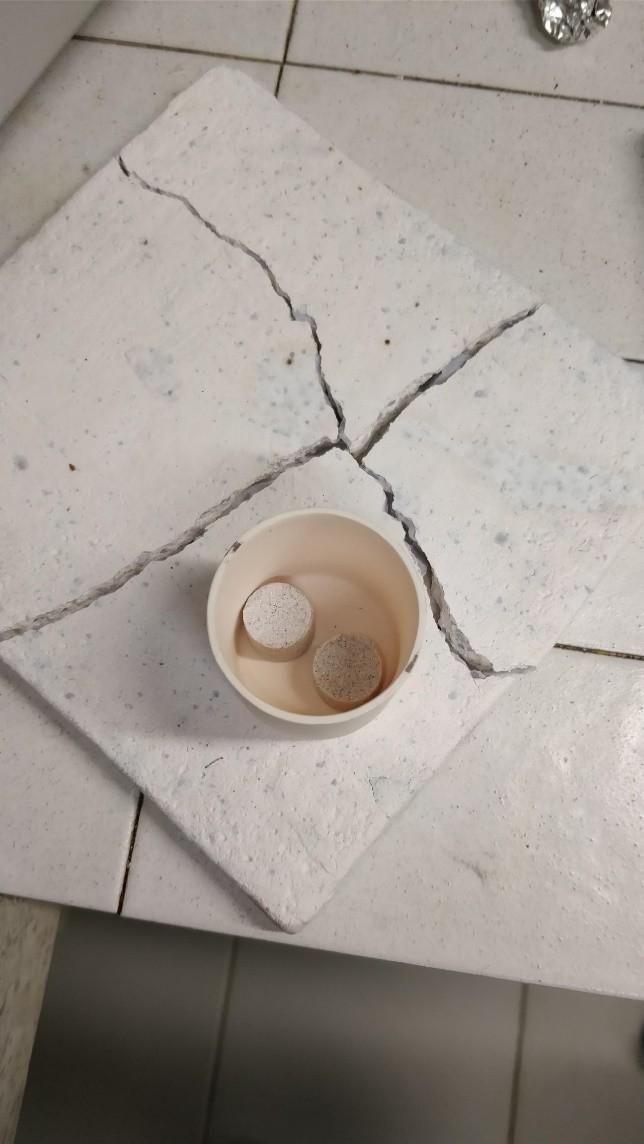 9 Kuva 4. Uuniin valmis laitettava näytekappale. Näytteen polttaminen kammiouunissa toistettiin neljällä eri maksimilämpötilalla siten, että lämmityksen nostonopeus oli vakio.