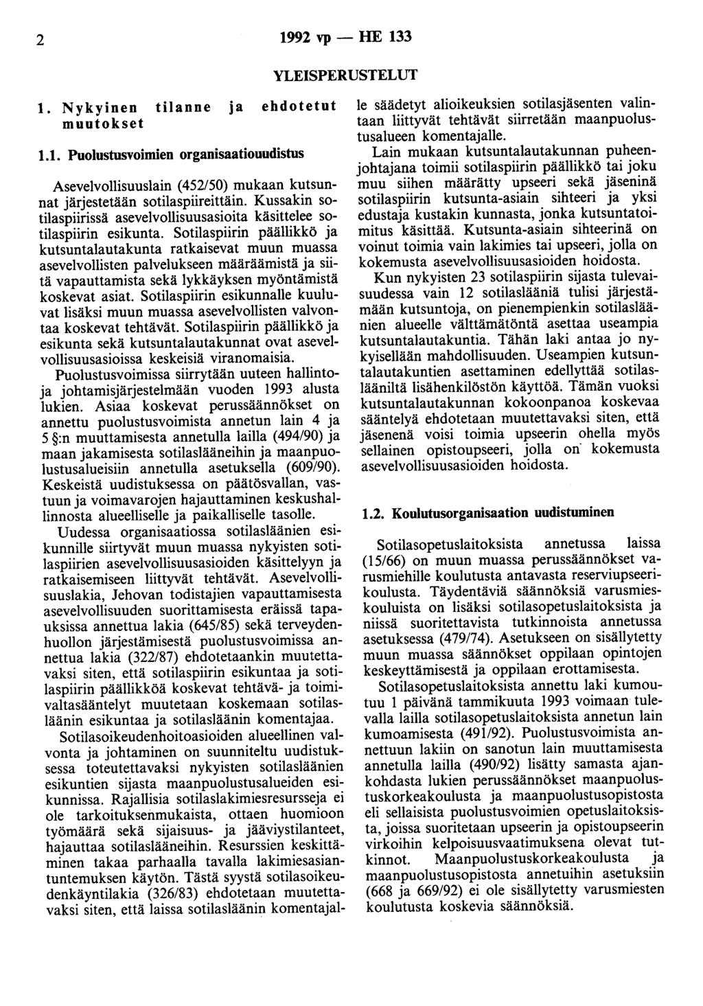 2 1992 vp - HE 133 YLEISPERUSTELUT 1. Nykyinen tilanne ja ehdotetut muutokset 1.1. Puolustusvoimien organisaatiouudistus Asevelvollisuuslain (452/50) mukaan kutsunnat järjestetään sotilaspiireittäin.