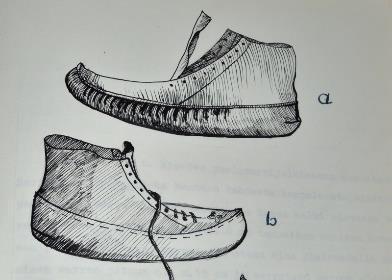 Varsi on takaa auki ja se paulotaan nahkanauhalla. 149 Sireliuksen mukaan upokkaiden käyttö väheni jo 1800-luvun jälkimmäisellä puoliskolla.