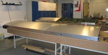 TAMPEREEN AMMATTIKORKEAKOULU TUTKINTOTYÖ 10(38) Näiden toimenpiteiden jälkeen siipi oli jo niin jäykkä, että voitiin aloittaa yläpuolen pintalevyjen asennustyöt. Kuva 6.