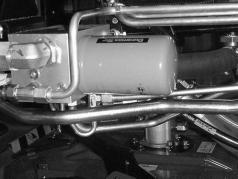 Hydraulisuodatin Kuva 4 Paineella ruiskuava hydraulineste voi läpäistä ihon ja aiheuttaa vammoja.