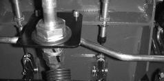 Tärkeää Kun hydraulipainetta säädetään, ajoyksikön tulee olla käyttölämpötilassa. Ajokäytön säätö vapaalle Kone ei saa liikkua eteenpäin, kun ajopoljin on vapautettu.