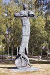 Kain Tapperin teos Vuorten synty (1988) on luonteeltaan Kraussen tarkoittama arkkitehtuurinen tilainterventio. Se koostuu kivilohkareista. Teos ikään kuin nousee maasta Kansalaistorilla Rovaniemellä.