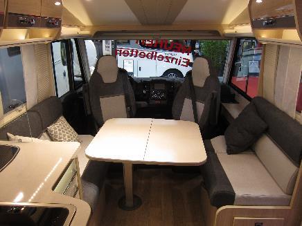 Retkeilyautoihin Renault Trafic (Adria),