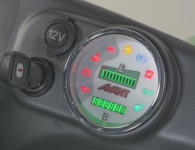 . Avant 220/225 Kojelauta Monitoiminäyttö sisältää moottoriin liittyviä merkkivaloja, polttoaineen määrän ilmaisimen, sekä käyttötuntimittarin.