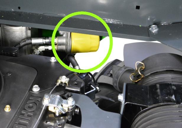 Moottoriöljyn jäähdytin Moottorin oikealle sivulle on asennettu moottoriöljyn jäähdytin.