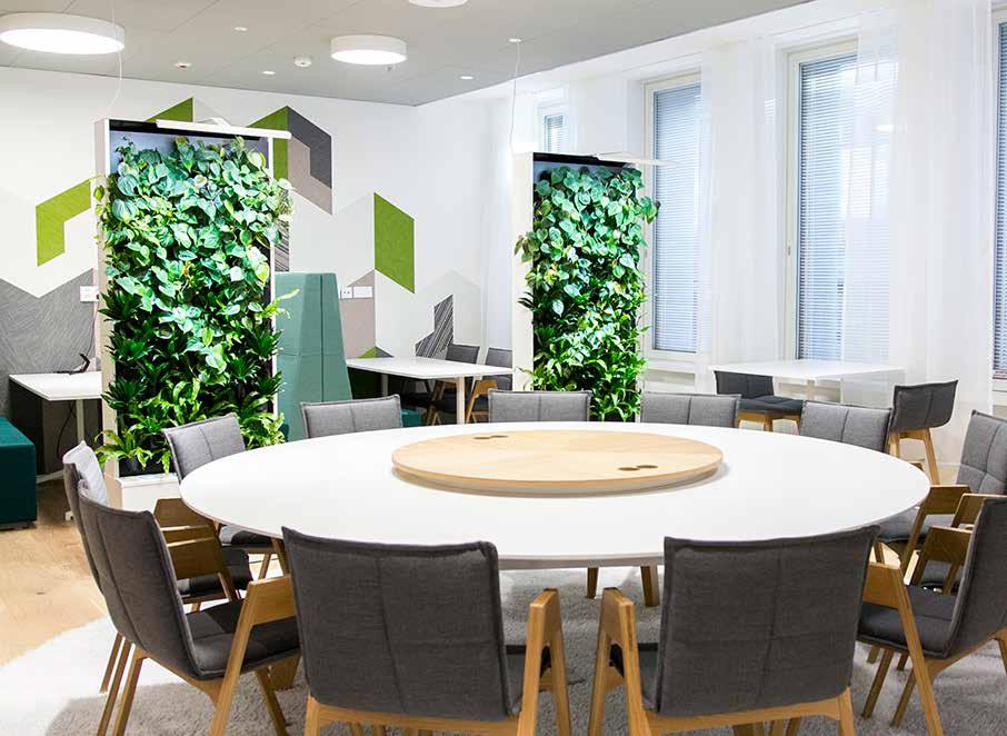 SEB, ravintola/monitoimitila mallit: 2 x Naava One ja Naava One Slim mitat: 800 mm x 2100 mm väri: valkoinen Halusimme luoda uuden toimiston tilat ihmisten ehdoilla,