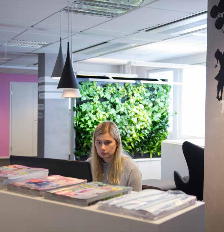 jotka auttavat heidän asiakkaitaan olemaan