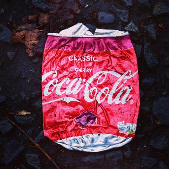 LASI Värilliset ja värittömät lasipullot ja -purkit. Huuhtaise likaiset lasipakkaukset kylmällä vedellä. Poista korkit ja kannet.